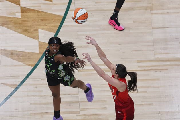 July 28, 2026, Seattle, Washington, USA: Indiana Fever guard CAITLIN CLARK (22) attempts a three-pointer while defended by Seattle Storm guard FLAUJAE JOHNSON (4) in the first quarter of the WNBA, Basketball Damen, USA match between the Seattle Storm and Indiana Fever at Climate Pledge Arena in Seattle. Seattle USA - ZUMAd218 20260728_zsp_d218_016 Copyright: xRichardxDizonx