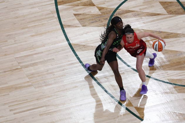 July 28, 2026, Seattle, Washington, USA: Indiana Fever guard CAITLIN CLARK (22) controls the ball while defended by Seattle Storm guard FLAU JAE JOHNSON (4) in the first quarter of the WNBA, Basketball Damen, USA match between the Seattle Storm and Indiana Fever at Climate Pledge Arena in Seattle. Seattle USA - ZUMAd218 20260728_zsp_d218_018 Copyright: xRichardxDizonx
