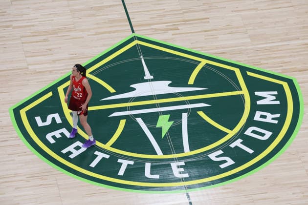 July 28, 2026, Seattle, Washington, USA: Indiana Fever guard CAITLIN CLARK (22) stands on the court in the first quarter of the WNBA, Basketball Damen, USA match between the Seattle Storm and Indiana Fever at Climate Pledge Arena in Seattle. WNBA 2026: Indiana 105:95 Seattle  - ZUMAd218 20260728_zsp_d218_020 Copyright: xRichardxDizonx