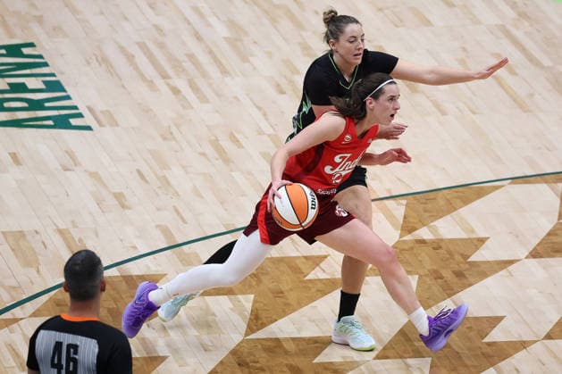 July 28, 2026, Seattle, Washington, USA: Indiana Fever guard CAITLIN CLARK (22) drives to the rim in the first quarter of the WNBA, Basketball Damen, USA match between the Seattle Storm and Indiana Fever at Climate Pledge Arena in Seattle. WNBA 2026: Indiana 105:95 Seattle  - ZUMAd218 20260728_zsp_d218_024 Copyright: xRichardxDizonx