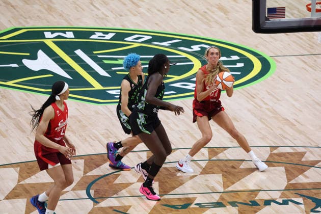 July 28, 2026, Seattle, Washington, USA: Indiana Fever guard LEXIE HULL (10) controls the ball in the second quarter of the WNBA, Basketball Damen, USA match between the Seattle Storm and Indiana Fever at Climate Pledge Arena in Seattle. Seattle USA - ZUMAd218 20260728_zsp_d218_027 Copyright: xRichardxDizonx