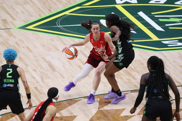 July 28, 2026, Seattle, Washington, USA: Indiana Fever guard CAITLIN CLARK (22) controls the ball in the second quarter of the WNBA, Basketball Damen, USA match between the Seattle Storm and Indiana Fever at Climate Pledge Arena in Seattle. WNBA 2026: Indiana 105:95 Seattle  - ZUMAd218 20260728_zsp_d218_028 Copyright: xRichardxDizonx