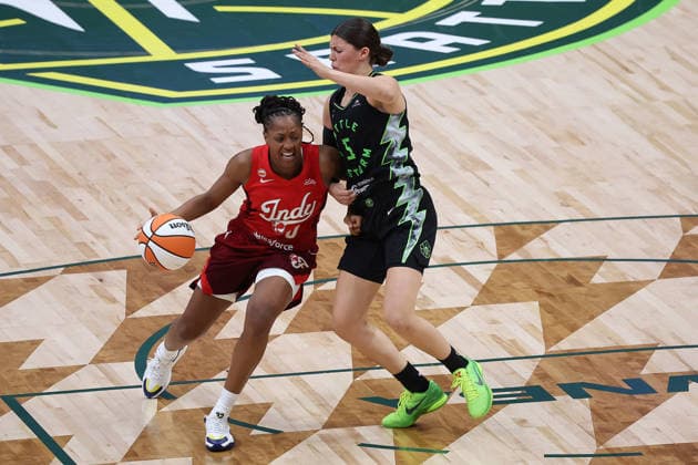 July 28, 2026, Seattle, Washington, USA: Indiana Fever guard KELSEY MITCHELL (0) controls the ball while defended by Seattle Storm guard JADE MELBOURNE (5) in the second quarter of the WNBA, Basketball Damen, USA match between the Seattle Storm and Indiana Fever at Climate Pledge Arena in Seattle. WNBA 2026: Indiana 105:95 Seattle  - ZUMAd218 20260728_zsp_d218_029 Copyright: xRichardxDizonx