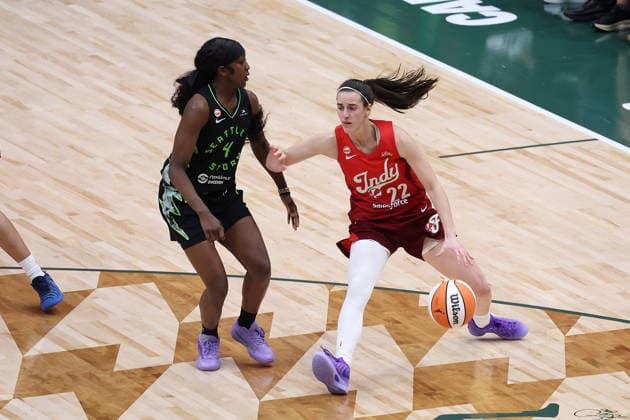July 28, 2026, Seattle, Washington, USA: Indiana Fever guard CAITLIN CLARK (22) controls the ball while defended by Seattle Storm guard FLAUJAE JOHNSON (4) in the second quarter of the WNBA, Basketball Damen, USA match between the Seattle Storm and Indiana Fever at Climate Pledge Arena in Seattle. WNBA 2026: Indiana 105:95 Seattle  - ZUMAd218 20260728_zsp_d218_030 Copyright: xRichardxDizonx