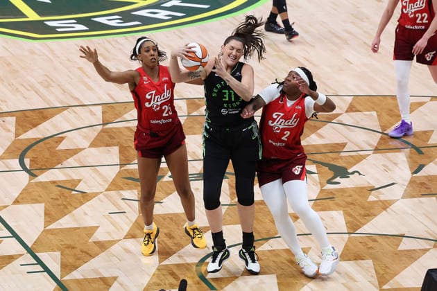 July 28, 2026, Seattle, Washington, USA: Seattle Storm center STEFANIE DOLSON (31) handles the ball with defensive pressure from Indiana Fever forward MONIQUE BILLINGS (25) and forward MYISHA HINES-ALLEN (2) in the third quarter of the WNBA, Basketball Damen, USA match between the Seattle Storm and Indiana Fever at Climate Pledge Arena in Seattle. Seattle USA - ZUMAd218 20260728_zsp_d218_036 Copyright: xRichardxDizonx