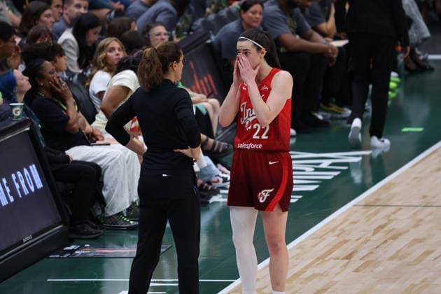 July 28, 2026, Seattle, Washington, USA: Indiana Fever guard CAITLIN CLARK (22) speaks to head coach STEPHANIE WHITE in the fourth quarter of the WNBA, Basketball Damen, USA match between the Seattle Storm and Indiana Fever at Climate Pledge Arena in Seattle. Seattle USA - ZUMAd218 20260728_zsp_d218_039 Copyright: xRichardxDizonx