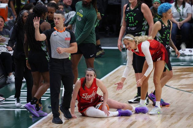 July 28, 2026, Seattle, Washington, USA: Indiana Fever guard CAITLIN CLARK (22) falls to the court in the fourth quarter of the WNBA, Basketball Damen, USA match between the Seattle Storm and Indiana Fever at Climate Pledge Arena in Seattle. Seattle USA - ZUMAd218 20260728_zsp_d218_037 Copyright: xRichardxDizonx