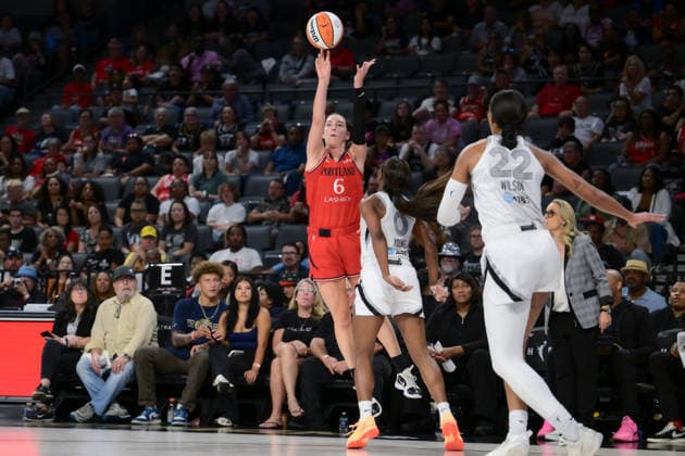 Basketball, Frauen, WNBA, Las Vegas Aces - Portland Fire July 28, 2026, Las Vegas, Nevada, USA: B.CARLETON 6 of Portland fire take off from the 3 point line during WNBA, Basketball Damen, USA Regular Season at the Michelob Ultra Arena in Las Vegas. WNBA 2026: Las Vegas Aces Defeats Portland Fire 98-83  - ZUMAo117 20260728_zsp_o117_012 Copyright: xMikaelxOnax