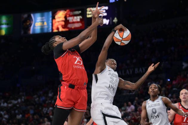 Basketball, Frauen, WNBA, Las Vegas Aces - Portland Fire July 28, 2026, Las Vegas, Nevada, USA: J.LOYD 24 (R) of Las Vegas Aces rebound the ball during WNBA, Basketball Damen, USA Regular Season at the Michelob Ultra Arena in Las Vegas. WNBA 2026: Las Vegas Aces Defeats Portland Fire 98-83  - ZUMAo117 20260728_zsp_o117_014 Copyright: xMikaelxOnax