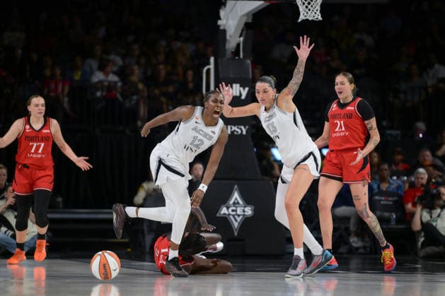Basketball, Frauen, WNBA, Las Vegas Aces - Portland Fire July 28, 2026, Las Vegas, Nevada, USA: C.GRAY 12 of Las Vegas Aces (L) reacted after ankle collision during WNBA, Basketball Damen, USA Regular Season at the Michelob Ultra Arena in Las Vegas. WNBA 2026: Las Vegas Aces Defeats Portland Fire 98-83  - ZUMAo117 20260728_zsp_o117_015 Copyright: xMikaelxOnax