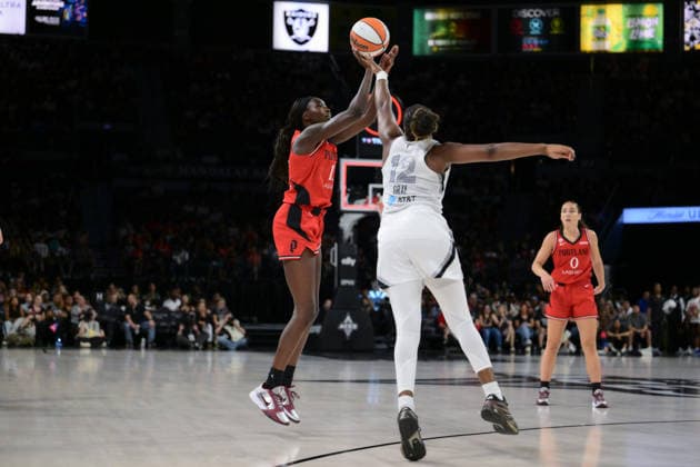 Basketball, Frauen, WNBA, Las Vegas Aces - Portland Fire July 28, 2026, Las Vegas, Nevada, USA: E.PUOCH 13 (L) take off from the 3 point line during WNBA, Basketball Damen, USA Regular Season at the Michelob Ultra Arena in Las Vegas. WNBA 2026: Las Vegas Aces Defeats Portland Fire 98-83  - ZUMAo117 20260728_zsp_o117_016 Copyright: xMikaelxOnax