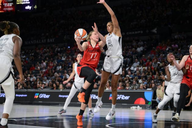 Basketball, Frauen, WNBA, Las Vegas Aces - Portland Fire July 28, 2026, Las Vegas, Nevada, USA: H. WINTERBURN 77 (L) of Portland Fire drive the ball to the ring during WNBA, Basketball Damen, USA Regular Season at the Michelob Ultra Arena in Las Vegas. WNBA 2026: Las Vegas Aces Defeats Portland Fire 98-83  - ZUMAo117 20260728_zsp_o117_017 Copyright: xMikaelxOnax