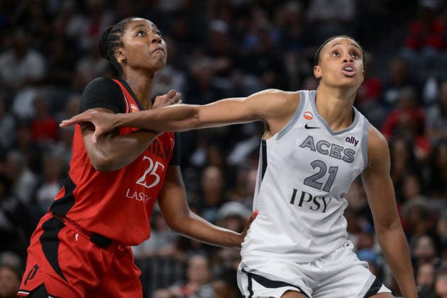 Basketball, Frauen, WNBA, Las Vegas Aces - Portland Fire July 28, 2026, Las Vegas, Nevada, USA: S.WILLIAMS (L) 25 and B.TURNER 21 (R) aiming for the ball during WNBA, Basketball Damen, USA Regular Season at the Michelob Ultra Arena in Las Vegas. WNBA 2026: Las Vegas Aces Defeats Portland Fire 98-83  - ZUMAo117 20260728_zsp_o117_018 Copyright: xMikaelxOnax