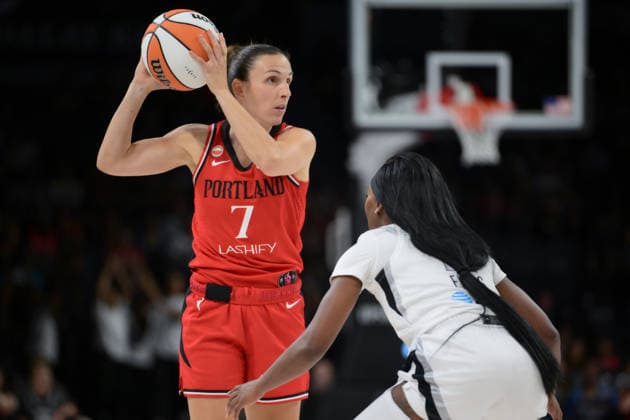 Basketball, Frauen, WNBA, Las Vegas Aces - Portland Fire July 28, 2026, Las Vegas, Nevada, USA: T.OBLAK 7 (L) of Portland Fire holding the ball during WNBA, Basketball Damen, USA Regular Season at the Michelob Ultra Arena in Las Vegas. WNBA 2026: Las Vegas Aces Defeats Portland Fire 98-83  - ZUMAo117 20260728_zsp_o117_023 Copyright: xMikaelxOnax