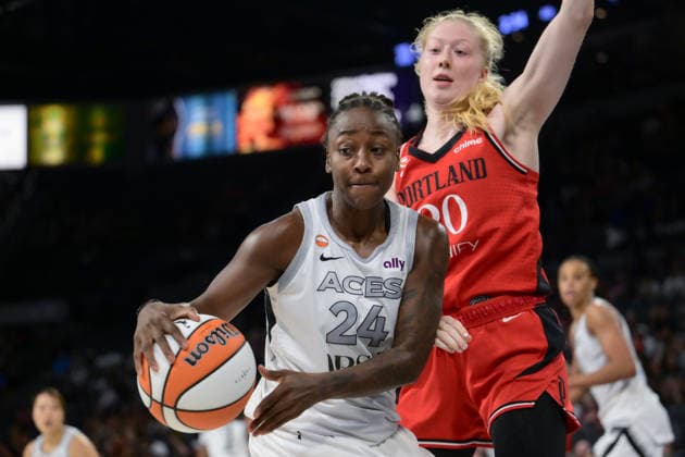 Basketball, Frauen, WNBA, Las Vegas Aces - Portland Fire July 28, 2026, Las Vegas, Nevada, USA: J.LOYD 24 (L) holding the ball during WNBA, Basketball Damen, USA Regular Season at the Michelob Ultra Arena in Las Vegas. WNBA 2026: Las Vegas Aces Defeats Portland Fire 98-83  - ZUMAo117 20260728_zsp_o117_032 Copyright: xMikaelxOnax