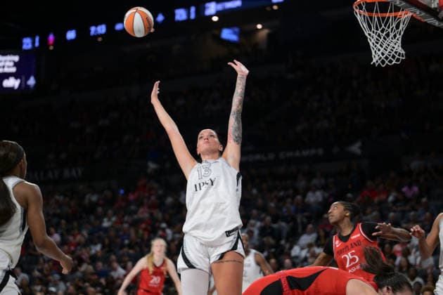 Basketball, Frauen, WNBA, Las Vegas Aces - Portland Fire July 28, 2026, Las Vegas, Nevada, USA: J.PISOTT (C) 13 of Las Vegas Aces both hand rise try to block the ball during WNBA, Basketball Damen, USA Regular Season at the Michelob Ultra Arena in Las Vegas. WNBA 2026: Las Vegas Aces Defeats Portland Fire 98-83  - ZUMAo117 20260728_zsp_o117_033 Copyright: xMikaelxOnax