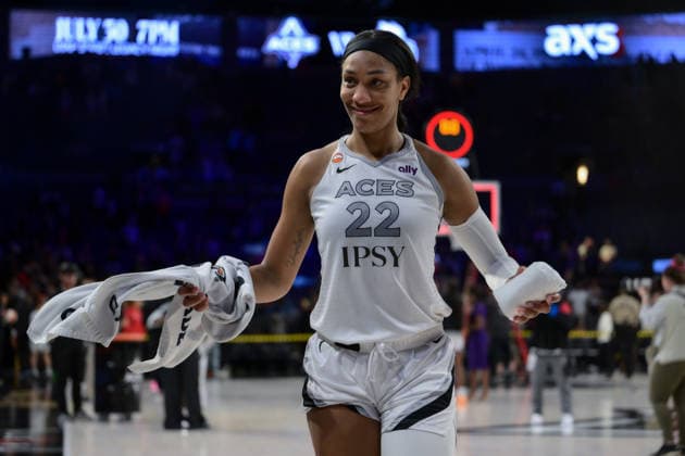Basketball, Frauen, WNBA, Las Vegas Aces - Portland Fire July 28, 2026, Las Vegas, Nevada, USA: AJA WILSON 22 giving some t-shirt after the game during WNBA, Basketball Damen, USA Regular Season at the Michelob Ultra Arena in Las Vegas. WNBA 2026: Las Vegas Aces Defeats Portland Fire 98-83  - ZUMAo117 20260728_zsp_o117_034 Copyright: xMikaelxOnax
