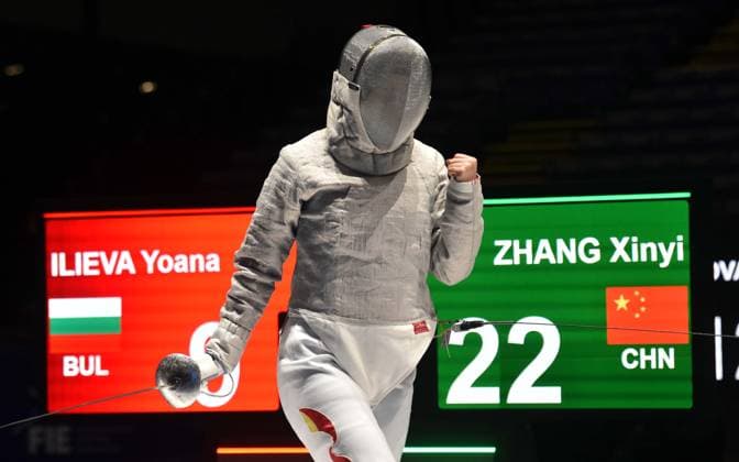 Fechten, WM in Hongkong (260729) -- HONG KONG, July 29, 2026 -- Zhang Xinyi celebrates a point against Yoana Ilieva of Bulgaria during the team women s sabre round of 16 match between China and Bulgaria at the 2026 Fencing World Championships in Hong Kong, south China, July 29, 2026. ) (SP)CHINA-HONG KONG-FENCING-WORLD CHAMPIONSHIPS-WOMEN S SABRE TEAM (CN) LoxPingxFai 
