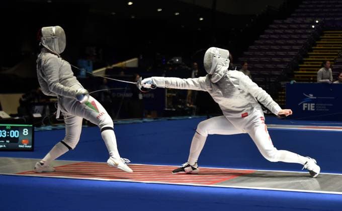 Fechten, WM in Hongkong (260729) -- HONG KONG, July 29, 2026 -- Rao Xueyi (R) of China competes with Olga A. Hramova of Bulgaria during the team women s sabre round of 16 match between China and Bulgaria at the 2026 Fencing World Championships in Hong Kong, south China, July 29, 2026. ) (SP)CHINA-HONG KONG-FENCING-WORLD CHAMPIONSHIPS-WOMEN S SABRE TEAM (CN) LoxPingxFai 