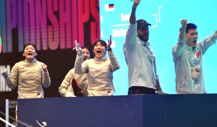 Fechten, WM in Hongkong (260729) -- HONG KONG, July 29, 2026 -- Fencers and coaches of China celebrate during the team women s sabre round of 16 match between China and Bulgaria at the 2026 Fencing World Championships in Hong Kong, south China, July 29, 2026. ) (SP)CHINA-HONG KONG-FENCING-WORLD CHAMPIONSHIPS-WOMEN S SABRE TEAM (CN) LoxPingxFai 