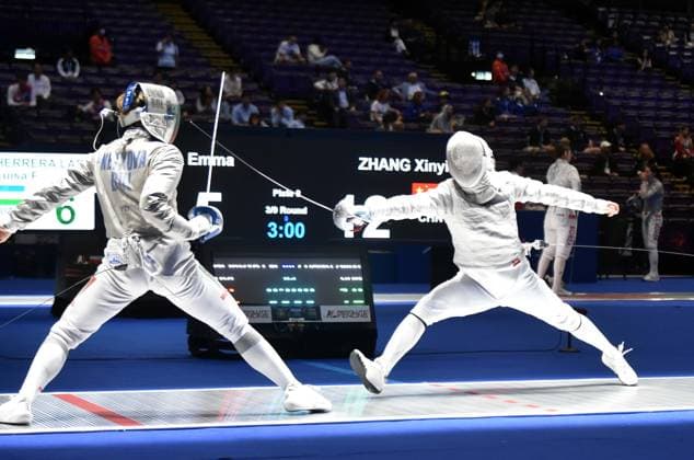 Fechten, WM in Hongkong (260729) -- HONG KONG, July 29, 2026 -- Zhang Xinyi (R) of China competes with Emma Neikova of Bulgaria during the team women s sabre round of 16 match between China and Bulgaria at the 2026 Fencing World Championships in Hong Kong, south China, July 29, 2026. ) (SP)CHINA-HONG KONG-FENCING-WORLD CHAMPIONSHIPS-WOMEN S SABRE TEAM (CN) LoxPingxFai 