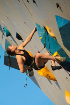 July 28, 2026, Salt Lake City, Utah, USA: Climber AVA KOVTUNOVICH from the United States chalks her right hand while resting on the women s final route Lead Finals Wrap Up In World Climbing Pan America Series 2026  - ZUMAs381 20260728_znp_s381_007 Copyright: xAndrewxSzakmeisterx