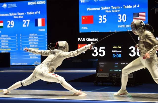 Fechten, WM in Hongkong #2 (260729) -- HONG KONG, July 29, 2026 -- Pan Qimiao (L) of China competes with Sophie Liu of the United States during the team women s sabre semifinal match between China and the United States at the 2026 Fencing World Championships in Hong Kong, south China, July 29, 2026. ) (SP)CHINA-HONG KONG-FENCING-WORLD CHAMPIONSHIPS-WOMEN S SABRE TEAM (CN) LoxPingxFai 