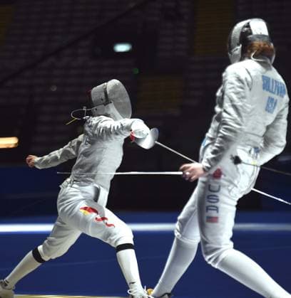 Fechten, WM in Hongkong #2 (260729) -- HONG KONG, July 29, 2026 -- Zhang Xinyi (L) of China competes with Siobhan Sullivan of the United States during the team women s sabre semifinal match between China and the United States at the 2026 Fencing World Championships in Hong Kong, south China, July 29, 2026. ) (SP)CHINA-HONG KONG-FENCING-WORLD CHAMPIONSHIPS-WOMEN S SABRE TEAM (CN) LoxPingxFai 
