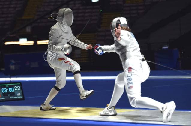 Fechten, WM in Hongkong #2 (260729) -- HONG KONG, July 29, 2026 -- Zhang Xinyi (L) of China competes during the team women s sabre semifinal match between China and the United States at the 2026 Fencing World Championships in Hong Kong, south China, July 29, 2026. ) (SP)CHINA-HONG KONG-FENCING-WORLD CHAMPIONSHIPS-WOMEN S SABRE TEAM (CN) LoxPingxFai 