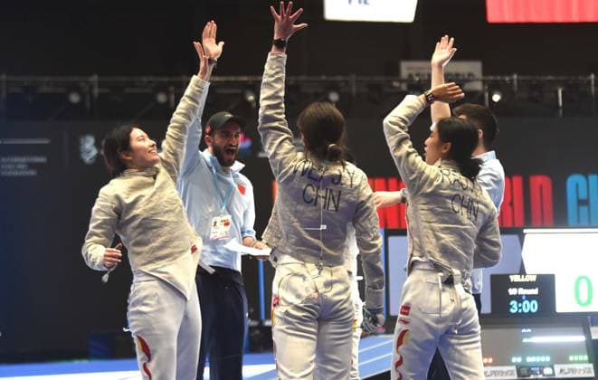 Fechten, WM in Hongkong #2 (260729) -- HONG KONG, July 29, 2026 -- Fencers and coaches of China celebrate after the team women s sabre semifinal match between China and the United States at the 2026 Fencing World Championships in Hong Kong, south China, July 29, 2026. ) (SP)CHINA-HONG KONG-FENCING-WORLD CHAMPIONSHIPS-WOMEN S SABRE TEAM (CN) LoxPingxFai 