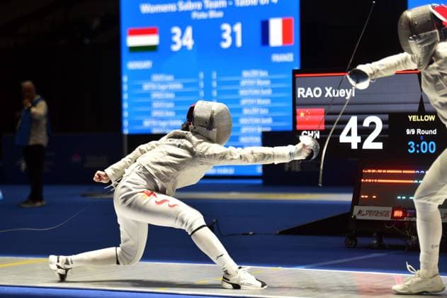 Fechten, WM in Hongkong #2 (260729) -- HONG KONG, July 29, 2026 -- Rao Xueyi (L) of China competes with Maia Chamberlain of the United States during the team women s sabre semifinal match between China and the United States at the 2026 Fencing World Championships in Hong Kong, south China, July 29, 2026. ) (SP)CHINA-HONG KONG-FENCING-WORLD CHAMPIONSHIPS-WOMEN S SABRE TEAM (CN) LoxPingxFai 