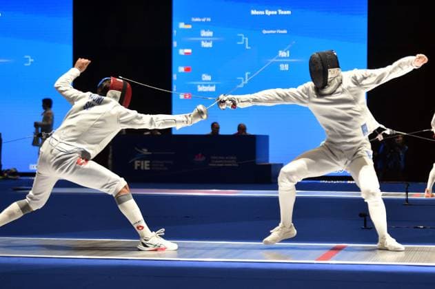 Fechten, WM in Hongkong #2 (260729) -- HONG KONG, July 29, 2026 -- Lan Minghao (R) of China competes with Ian Hauri of Switzerland during the team men s epee round of 16 match between China and Switzerland at the 2026 Fencing World Championships in Hong Kong, south China, July 29, 2026. ) (SP)CHINA-HONG KONG-FENCING-WORLD CHAMPIONSHIPS-MEN S EPEE TEAM (CN) LoxPingxFai 