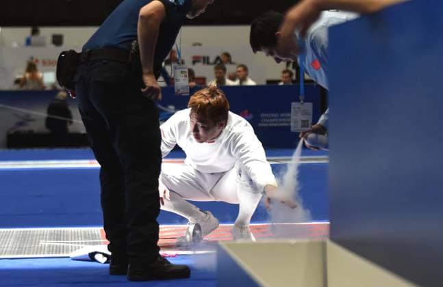 Fechten, WM in Hongkong #2 (260729) -- HONG KONG, July 29, 2026 -- Zhang Xinkun (C) of China receives medical treatment during the team men s epee round of 16 match between China and Switzerland at the 2026 Fencing World Championships in Hong Kong, south China, July 29, 2026. ) (SP)CHINA-HONG KONG-FENCING-WORLD CHAMPIONSHIPS-MEN S EPEE TEAM (CN) LoxPingxFai 