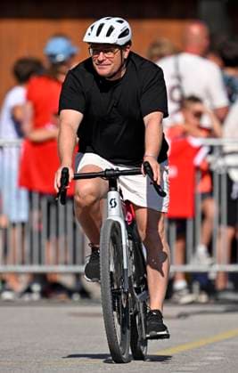 29.07.2026, Fussball Bundesliga 2026 2027, Trainingslager FC Bayern München in Rottach-Egern am Tegernsee (Bayern). Sportvorstand Max Eberl (Bayern München) ) kommt mit dem Fahrrad *** July 29, 2026, 2026–2027 Bundesliga, FC Bayern Munich training camp in Rottach-Egern on Lake Tegernsee; Bayern sporting director Max Eberl; Bayern Munich arrives by bike