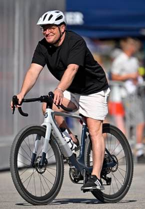 29.07.2026, Fussball Bundesliga 2026 2027, Trainingslager FC Bayern München in Rottach-Egern am Tegernsee (Bayern). Sportvorstand Max Eberl (Bayern München) ) kommt mit dem Fahrrad *** July 29, 2026, 2026–2027 Bundesliga, FC Bayern Munich training camp in Rottach-Egern on Lake Tegernsee; Bayern sporting director Max Eberl; Bayern Munich arrives by bike