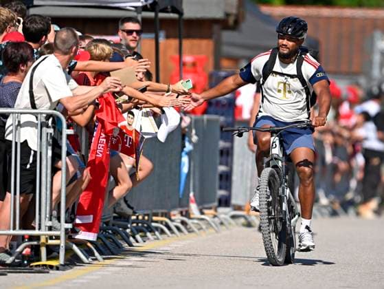 29.07.2026, Fussball Bundesliga 2026 2027, Trainingslager FC Bayern München in Rottach-Egern am Tegernsee (Bayern). Trainer Vincent Kompany (FC Bayern München) kommt mit dem Fahrrad *** July 29, 2026, 2026–2027 Bundesliga, FC Bayern Munich training camp in Rottach-Egern on Lake Tegernsee, Bayern coach Vincent Kompany, FC Bayern Munich arrives by bike