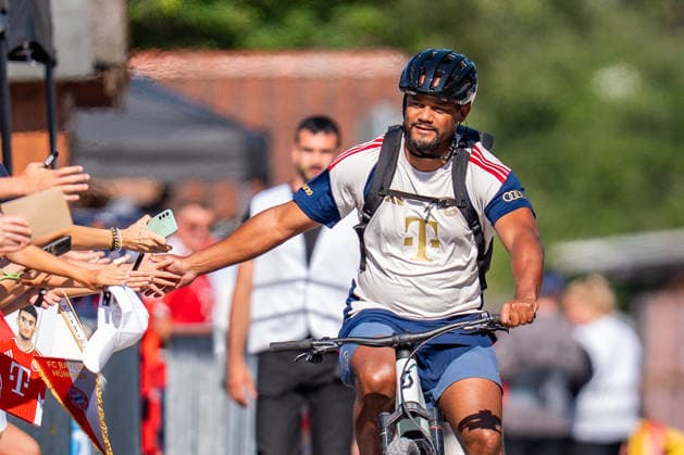 Trainingslager, FC Bayern München am 29.07.2026 in Rottach-Egern Vincent Kompany fährt mit dem Fahrrad und Helm vor *** Training camp, FC Bayern Munich on July 29, 2026, in Rottach-Egern: Vincent Kompany arrives on a bicycle, wearing a helmet Copyright: xBahhoxKarax
