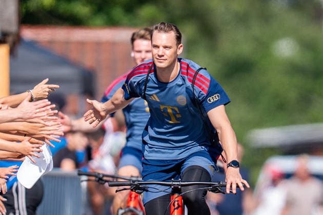 Trainingslager, FC Bayern München am 29.07.2026 in Rottach-Egern Manuel Neuer fährt mit dem Fahrrad vor *** Training camp, FC Bayern Munich on July 29, 2026, in Rottach Egern; Manuel Neuer arrives by bike Copyright: xBahhoxKarax