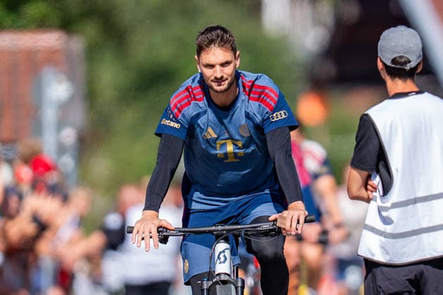 Trainingslager, FC Bayern München am 29.07.2026 in Rottach-Egern Sven Ulreich fährt mit dem Fahrrad und Helm vor *** Training camp, FC Bayern Munich on July 29, 2026, in Rottach-Egern: Sven Ulreich arrives on a bicycle, wearing a helmet Copyright: xBahhoxKarax