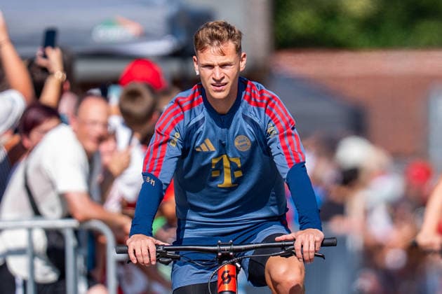 Trainingslager, FC Bayern München am 29.07.2026 in Rottach-Egern Joshua Kimmich fährt mit dem Fahrrad und Helm vor *** Training camp, FC Bayern Munich on July 29, 2026, in Rottach Egern: Joshua Kimmich arrives on a bicycle, wearing a helmet Copyright: xBahhoxKarax