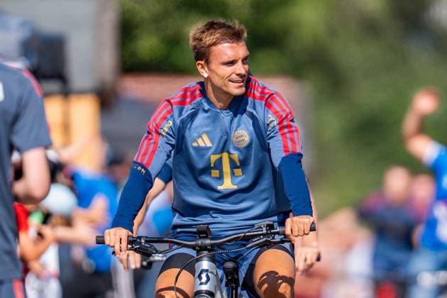 Trainingslager, FC Bayern München am 29.07.2026 in Rottach-Egern Joao Palhinha fährt mit dem Fahrrad vor *** Training camp, FC Bayern Munich on July 29, 2026, in Rottach Egern; Joao Palhinha arrives by bike Copyright: xBahhoxKarax