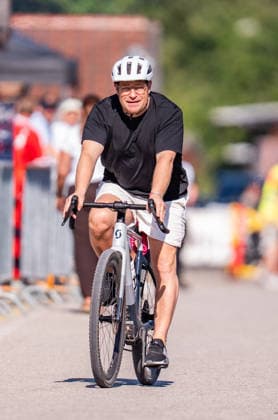 Trainingslager, FC Bayern München am 29.07.2026 in Rottach-Egern Max Eberl fährt mit dem Fahrrad und Helm vor *** Training camp, FC Bayern Munich on July 29, 2026, in Rottach-Egern: Max Eberl arrives on a bicycle, wearing a helmet Copyright: xBahhoxKarax