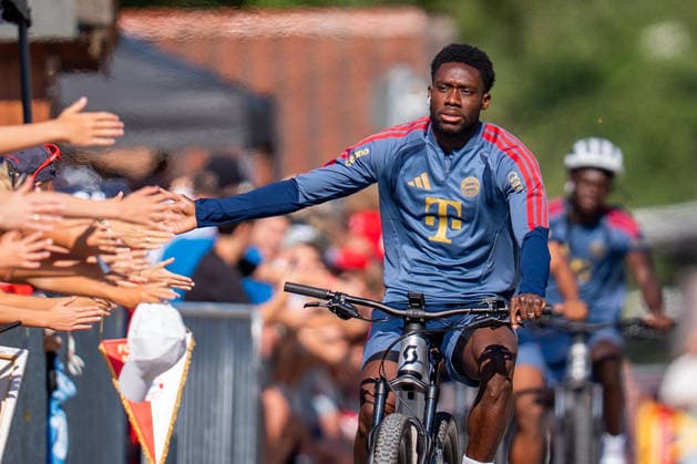 Trainingslager, FC Bayern München am 29.07.2026 in Rottach-Egern Alphonso Davies fährt mit dem Fahrrad vor *** Training camp, FC Bayern Munich on July 29, 2026, in Rottach-Egern: Alphonso Davies arrives by bike Copyright: xBahhoxKarax