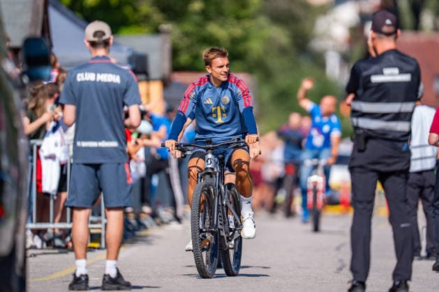 Trainingslager, FC Bayern München am 29.07.2026 in Rottach-Egern Joao Palhinha fährt mit dem Fahrrad vor *** Training camp, FC Bayern Munich on July 29, 2026, in Rottach Egern; Joao Palhinha arrives by bike Copyright: xBahhoxKarax