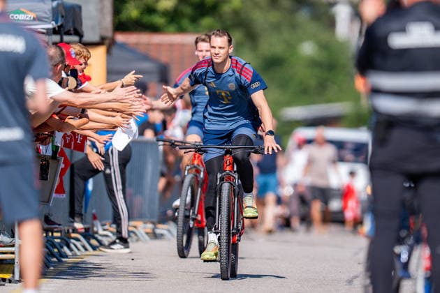 Trainingslager, FC Bayern München am 29.07.2026 in Rottach-Egern Manuel Neuer fährt mit dem Fahrrad vor *** Training camp, FC Bayern Munich on July 29, 2026, in Rottach Egern; Manuel Neuer arrives by bike Copyright: xBahhoxKarax