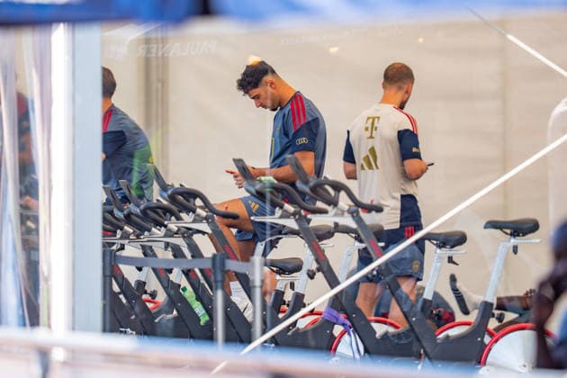 Trainingslager, FC Bayern München am 29.07.2026 in Rottach-Egern Aleksandr Pavlovic auf dem Fahrrad im Fitnessraum *** Training camp, FC Bayern Munich on July 29, 2026, in Rottach Egern: Aleksandr Pavlovic on a stationary bike in the gym Copyright: xBahhoxKarax