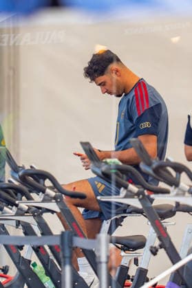 Trainingslager, FC Bayern München am 29.07.2026 in Rottach-Egern Aleksandr Pavlovic auf dem Fahrrad im Fitnessraum *** Training camp, FC Bayern Munich on July 29, 2026, in Rottach Egern: Aleksandr Pavlovic on a stationary bike in the gym Copyright: xBahhoxKarax