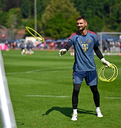 29.07.2026, Fussball Bundesliga 2026 2027, Trainingslager FC Bayern München in Rottach-Egern am Tegernsee (Bayern). Torwart Sven Ulreich (FC Bayern München) wirft Ringe *** July 29, 2026, 2026–2027 Bundesliga, FC Bayern Munich training camp in Rottach-Egern on Lake Tegernsee, Bavaria; goalkeeper Sven Ulreich of FC Bayern Munich throws rings