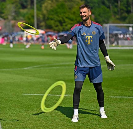 29.07.2026, Fussball Bundesliga 2026 2027, Trainingslager FC Bayern München in Rottach-Egern am Tegernsee (Bayern). Torwart Sven Ulreich (FC Bayern München) wirft Ringe *** July 29, 2026, 2026–2027 Bundesliga, FC Bayern Munich training camp in Rottach-Egern on Lake Tegernsee, Bavaria; goalkeeper Sven Ulreich of FC Bayern Munich throws rings