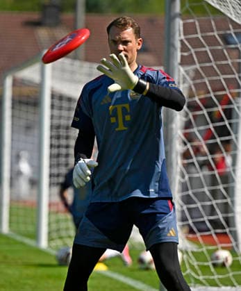 29.07.2026, Fussball Bundesliga 2026 2027, Trainingslager FC Bayern München in Rottach-Egern am Tegernsee (Bayern). Torwart Manuel Neuer (FC Bayern München) fängt eine Frisbee Wurf-Scheibe *** July 29, 2026, 2026–2027 Bundesliga, FC Bayern Munich training camp in Rottach-Egern on Lake Tegernsee, Bavaria; FC Bayern Munich goalkeeper Manuel Neuer catches a Frisbee
